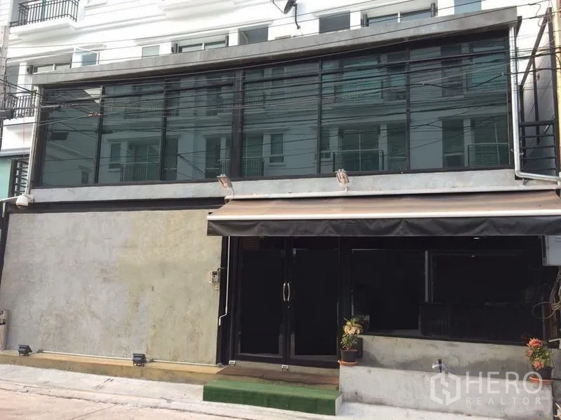 联排别墅 出售在Wang Thonglang, Bangkok - 联排外立面，整面玻璃二层与遮阳篷