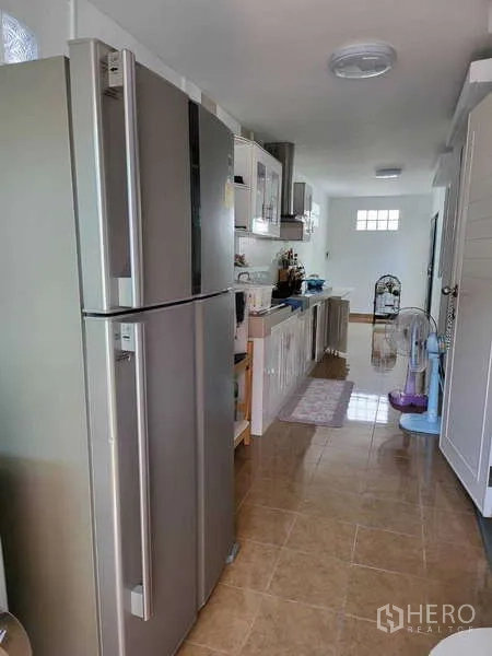 บ้าน ให้เช่าในLat Krabang, Bangkok - ครัวรูปแบบแกลลีย์ ตู้เย็นสแตนเลส ตู้บิวท์อินสีขาว เครื่องดูดควัน และพื้นกระเบื้อง