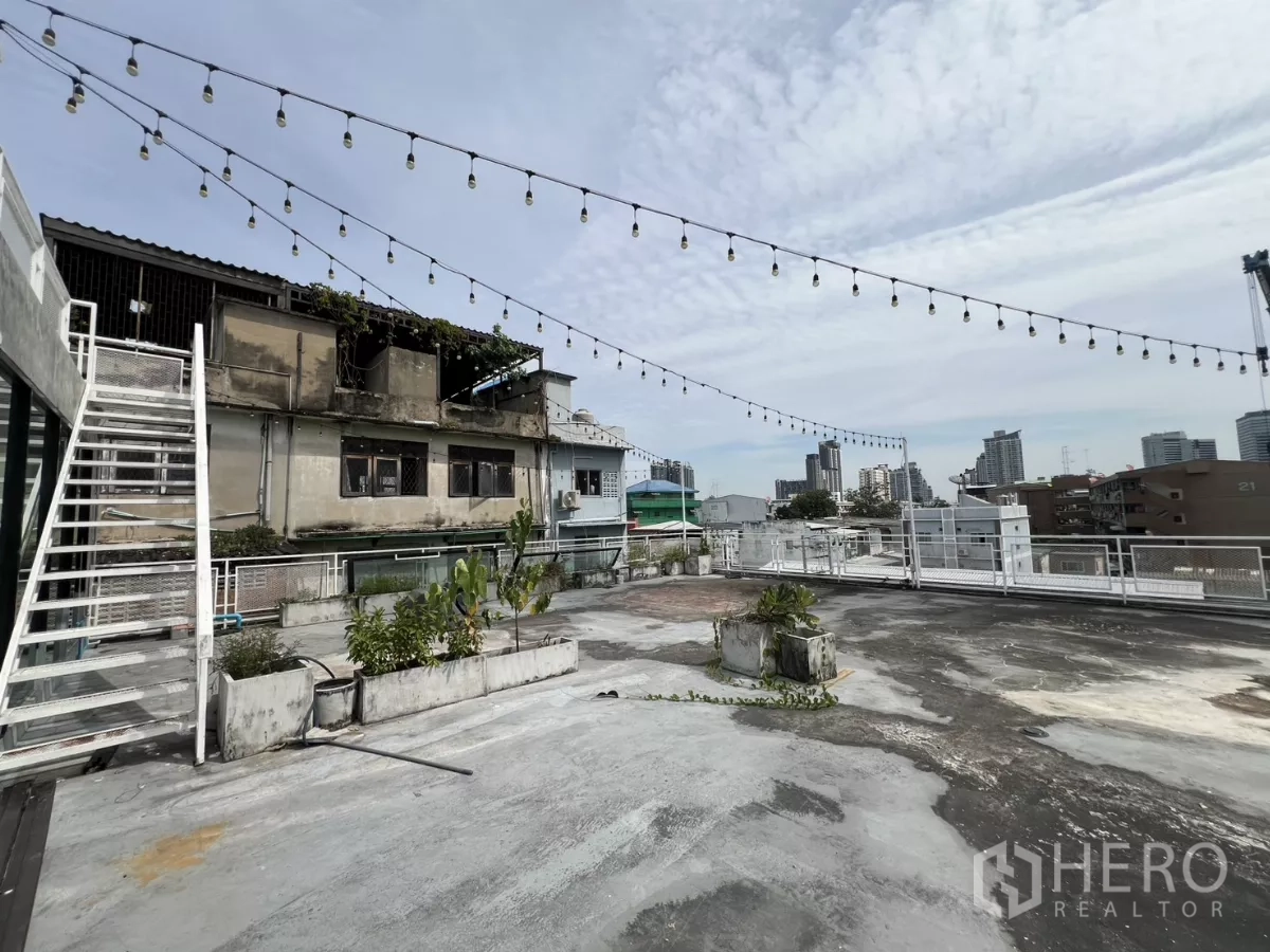 独立商业地产 出租在Din Daeng, Bangkok - 宽阔屋顶，花槽护栏与远处天际线。