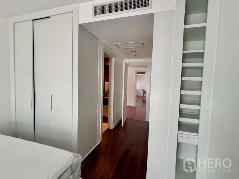 อพาร์ทเมนท์ ให้เช่าในWatthana, Bangkok - โถงทางเดินพร้อมตู้เสื้อผ้าและชั้นเก็บของบิวท์อิน
