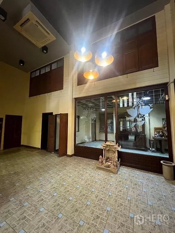 สำนักงานที่บ้าน ให้เช่าในLat Phrao, Bangkok - ห้องนั่งเล่นหรือห้องประชุมกว้าง พร้อมผนังกระจกเด่นและไฟแขวน