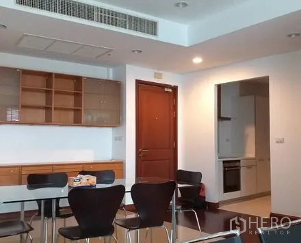 คอนโด ให้เช่าในPathum Wan, Bangkok - มุมรับประทานอาหาร พร้อมตู้บิวท์อิน ประตูไม้ และทางเข้าครัวขนาดกะทัดรัด