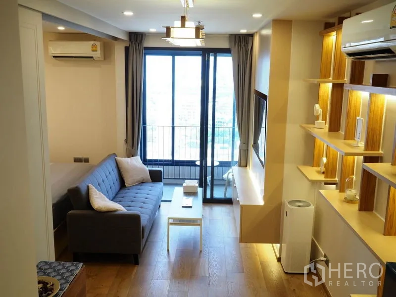 คอนโด ให้เช่าในRatchathewi, Bangkok - ห้องนั่งเล่นสว่าง โซฟาและชั้นวางของ เชื่อมออกระเบียงวิวเมือง