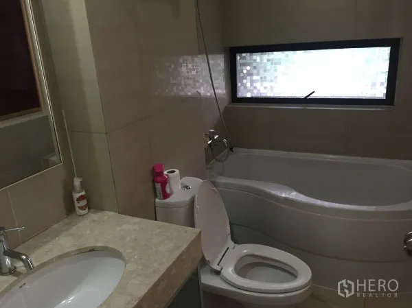 คอนโด ให้เช่าในPathum Wan, Bangkok - ห้องน้ำสไตล์โมเดิร์น ผนังกระเบื้อง เคาน์เตอร์หิน อ่างอาบน้ำทรงโค้ง และหน้าต่างกระจกฝ้า