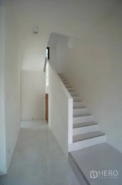 สำนักงานที่บ้าน ให้เช่าในChatuchak, Bangkok - บันไดและโถงสีขาว เชื่อมต่อขึ้นสู่ชั้นบน