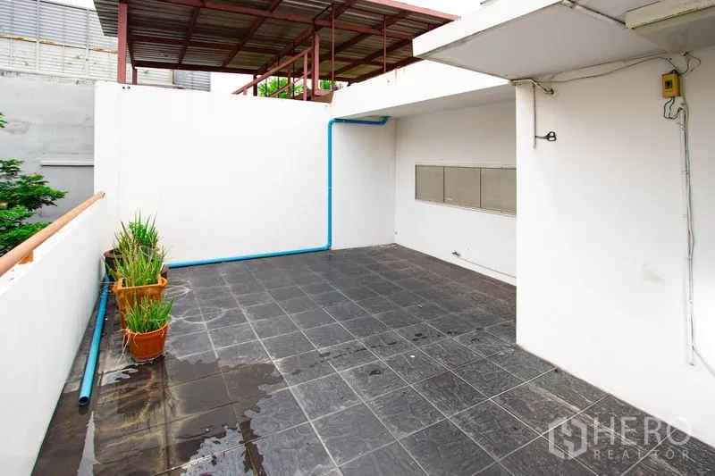 ทาวน์เฮาส์ ให้เช่าในKhlong Toei, Bangkok - ลานระเบียงปูกระเบื้องพร้อมท่อสาธารณูปโภค เหมาะซักล้างหรือเก็บของ