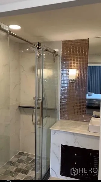 คอนโด ให้เช่าในKhlong Toei, Bangkok - ห้องน้ำทันสมัย ฝักบัวกระจก กระเบื้องลายหินอ่อน และผนังกระเบื้องโมเสก