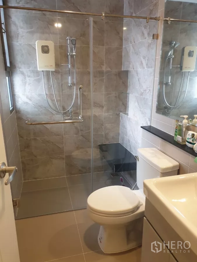 บ้าน ให้เช่าหรือขายในPrawet, Bangkok - ห้องน้ำสมัยใหม่ กั้นกระจกฝักบัวพร้อมเครื่องทำน้ำอุ่นและอ่างล้างหน้า