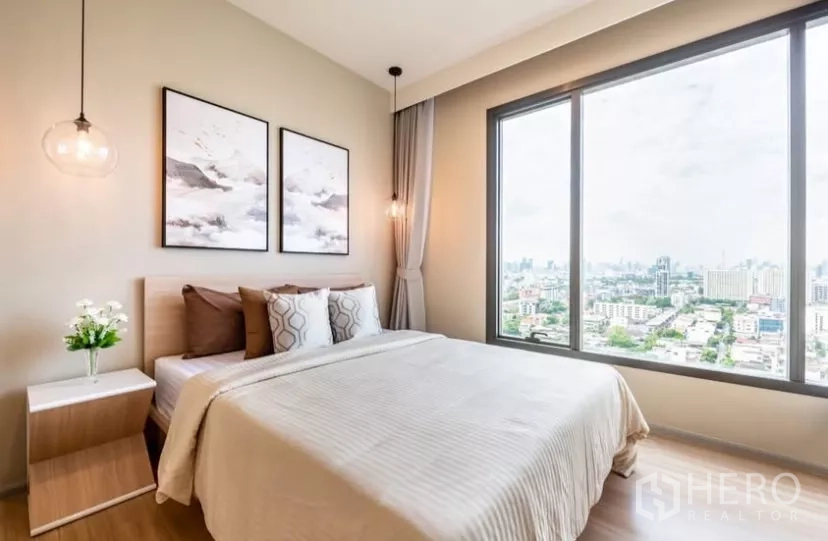 คอนโด ให้เช่าในChatuchak, Bangkok - ห้องนอนหลักเตียงควีนไซส์ หน้าต่างบานใหญ่ เห็นวิวเมืองกว้าง.