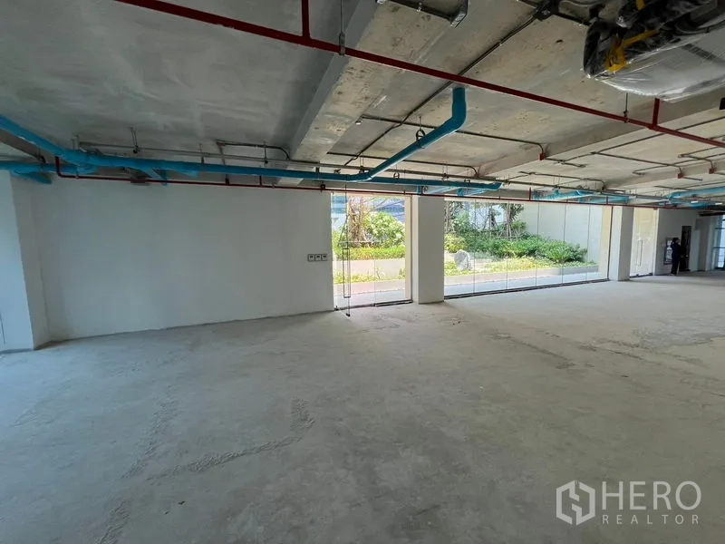 零售空间 出租在Pathum Wan, Bangkok - 深进深店铺，整面玻璃正对景观花园。