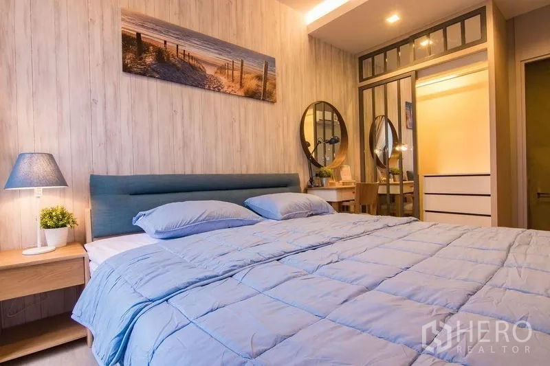 公寓 出售在Watthana, Bangkok - 卧室设软包床头、镜面衣柜与梳妆台。