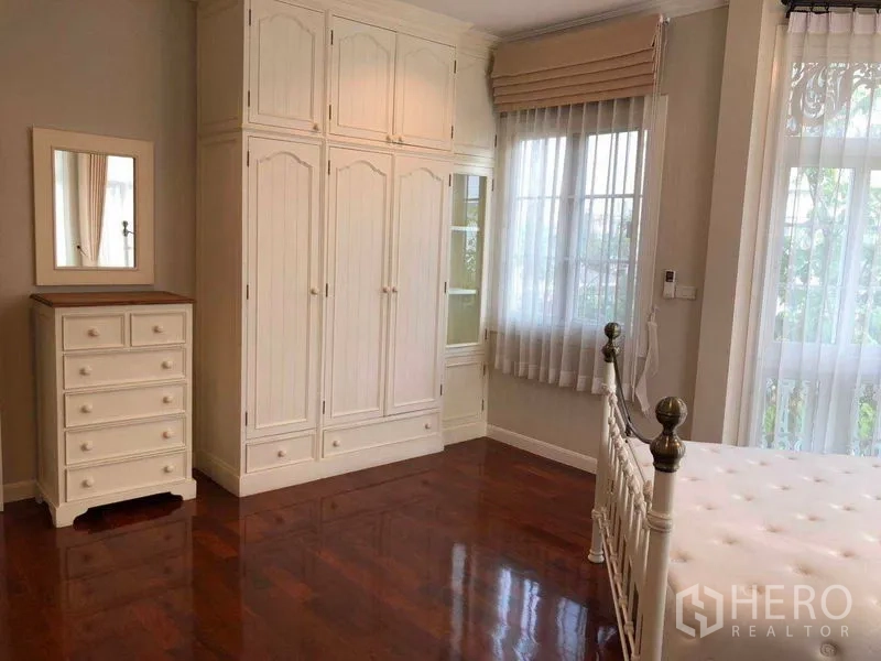 独立式住宅 出租在Bang Na, Bangkok - 卧室一角，白色衣柜、五斗柜与大窗户。