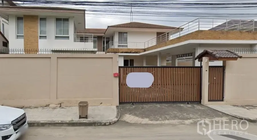 独立式住宅 出租在Prawet, Bangkok - 曼谷帕拉威区两层独栋别墅，高墙围合，木质滑动大门，带露台与有顶车位。