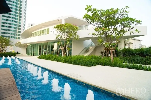คอนโด ให้เช่าในKhlong Toei, Bangkok - สิ่งอำนวยความสะดวกคอนโด อาคารคลับเฮาส์ทันสมัย สวนจัดแต่ง และสระยาวพร้อมน้ำพุ