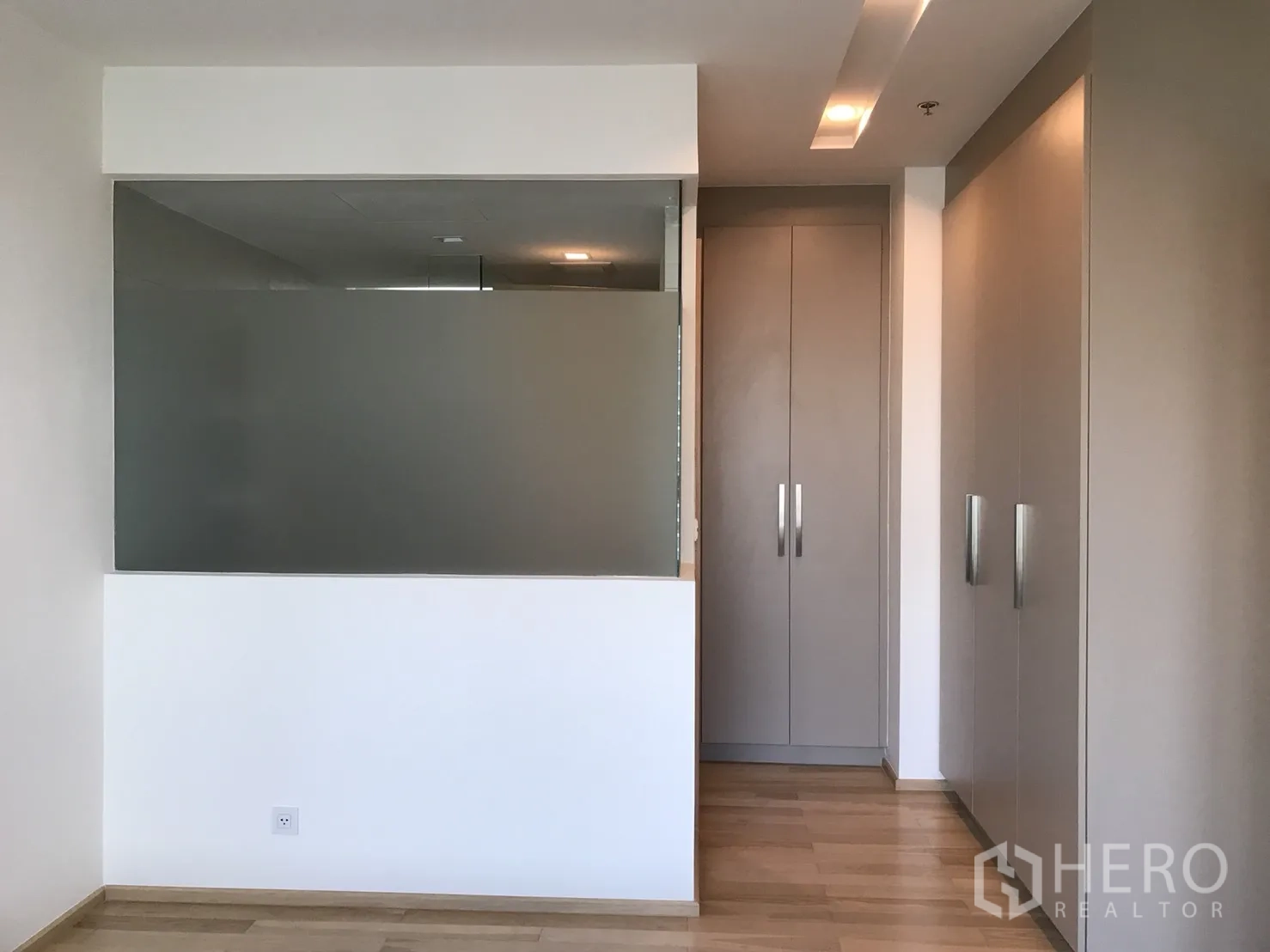 คอนโด ให้เช่าในKhlong Toei, Bangkok - โถงทางเดินพร้อมตู้บิลท์อินและฉากกระจกฝ้าในคอนโดสมัยใหม่