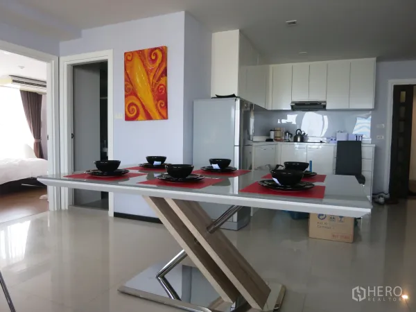 คอนโด ให้เช่าหรือขายในWatthana, Bangkok - มุมรับประทานอาหารติดครัวเปิดสมัยใหม่ พร้อมภาพตกแต่งผนังและประตูเข้าสู่ห้องนอน