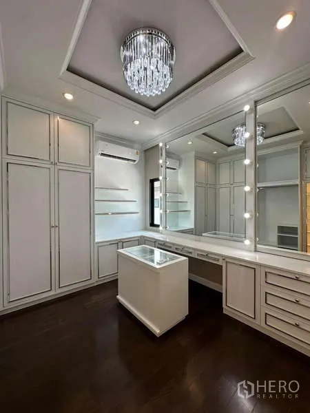 独立式住宅 出售在Prawet, Bangkok - 两层住宅街景视角，带大门与车棚。