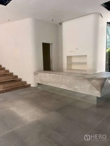 独立商业地产 出租在Khlong Toei, Bangkok - 大堂空间，混凝土台面、大片地砖与楼梯连接。