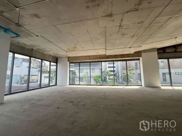 零售空间 出租 - 帕亚泰开放式零售空间，落地窗与街景采光，毛坯可定制。