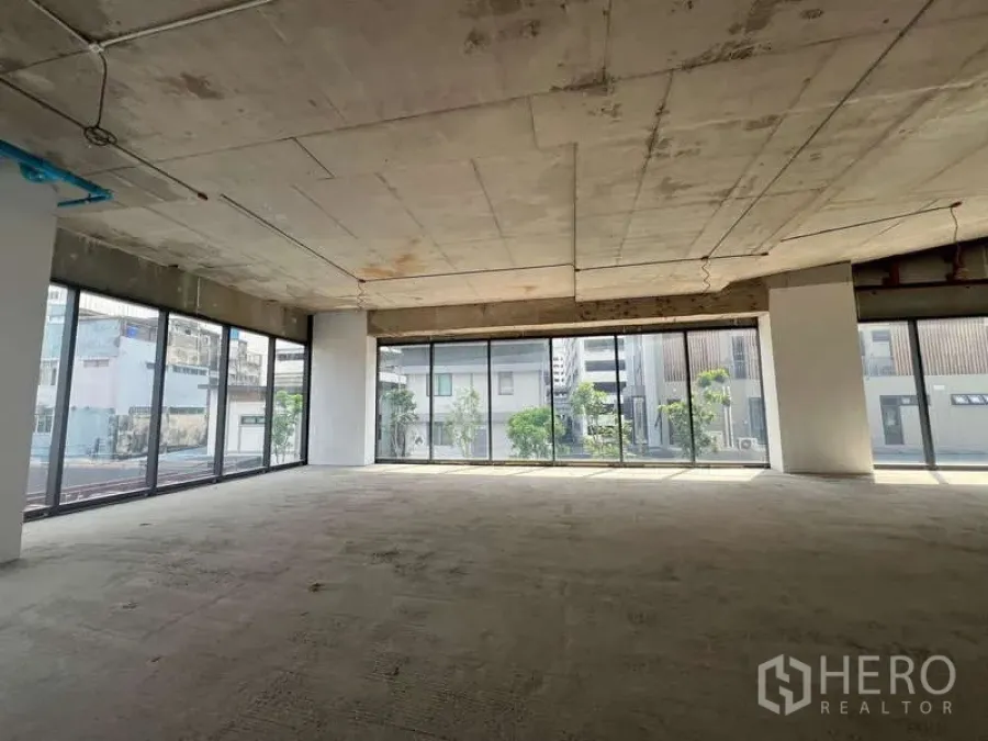 พื้นที่ขายปลีก ให้เช่า - พื้นที่ค้าปลีกสภาพเชลล์ แผงกระจกเต็มผนัง พื้นที่เปิดโล่งในย่านพญาไท