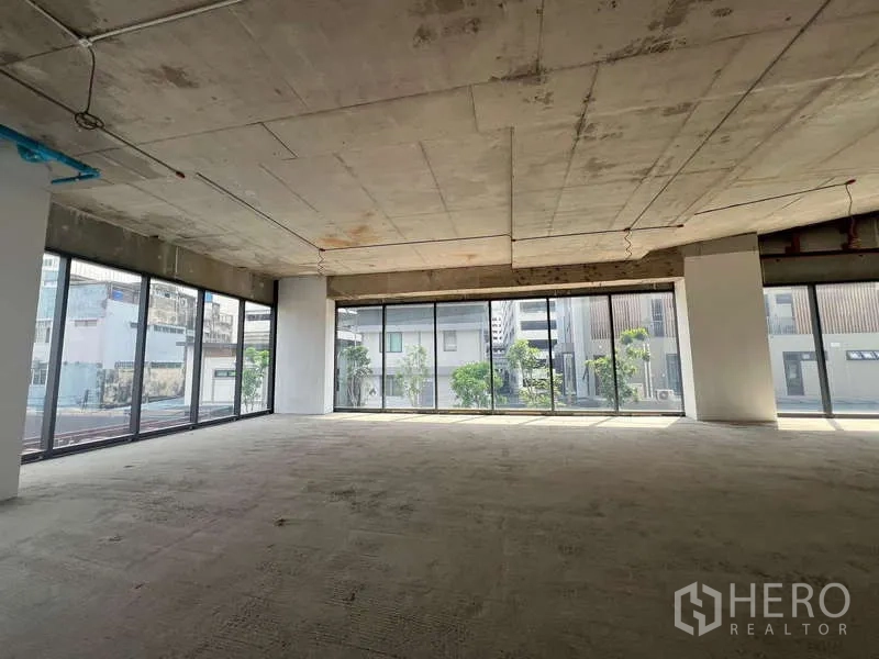 พื้นที่ขายปลีก ให้เช่า - พื้นที่ค้าปลีกสภาพเชลล์ แผงกระจกเต็มผนัง พื้นที่เปิดโล่งในย่านพญาไท