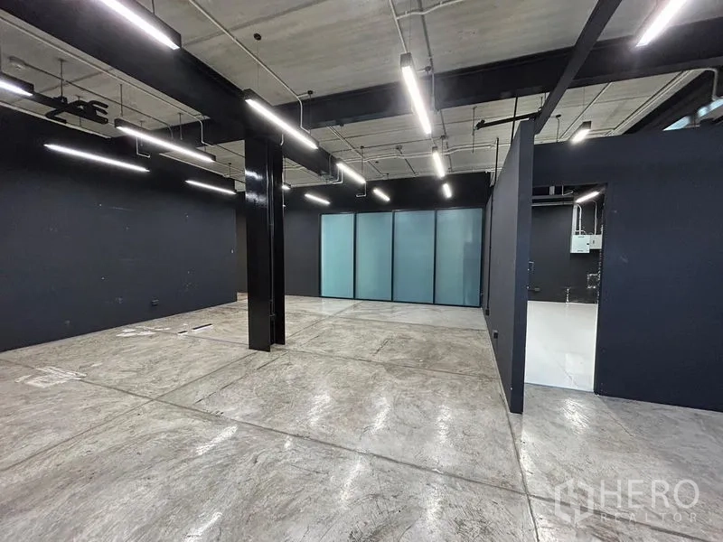 สำนักงาน ให้เช่าในChatuchak, Bangkok - พื้นที่ออฟฟิศกว้าง เสาเหล็กสีดำ ห้องประชุมกระจกฝ้า และไฟเส้นแขวน