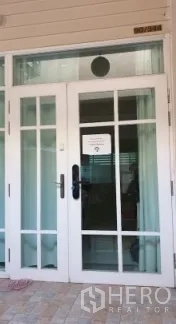 ทาวน์เฮาส์ ให้เช่าหรือขายในChatuchak, Bangkok - ทางเข้าหน้าบ้าน ประตูกระจกสไตล์ฝรั่งเศสสีขาวพร้อมช่องแสงด้านบน.