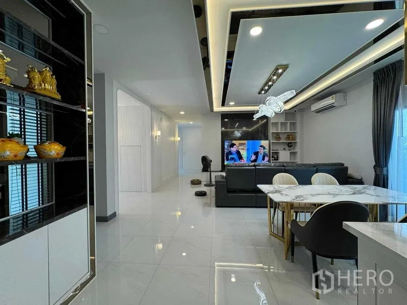 บ้าน ให้เช่าหรือขายในBang Na, Bangkok - พื้นที่รับแขกและรับประทานอาหารแบบเปิดโล่ง ฝ้าหลุมและพื้นแกรนิตโต้