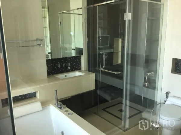 คอนโด ให้เช่าในKhlong Toei, Bangkok - ห้องน้ำสมัยใหม่ มีตู้ชาวเวอร์กระจก อ่างอาบน้ำ เคาน์เตอร์อ่างล้างหน้า และโถสุขภัณฑ์