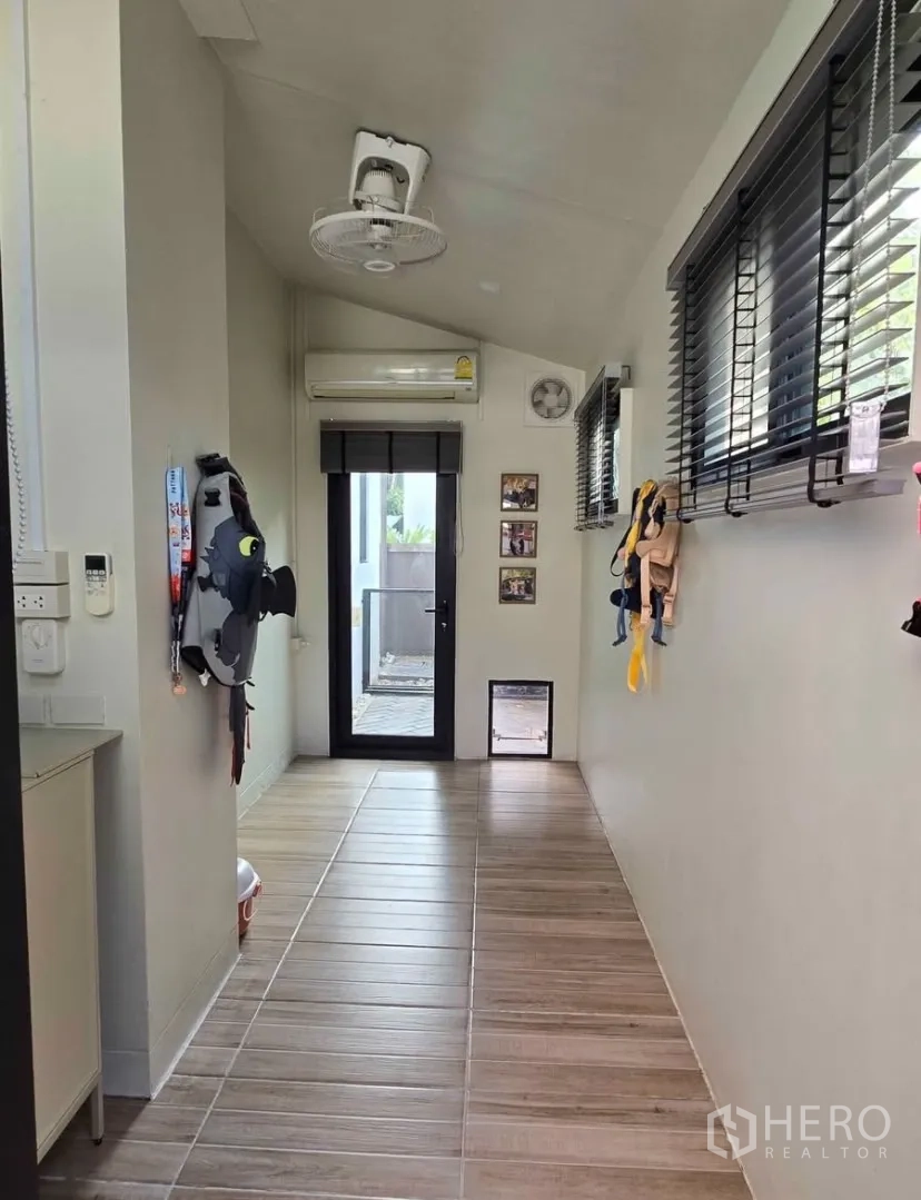 独立式住宅 出租在Bang Phli, Samut Prakan - 杂物走廊一角，带空调与宠物小门