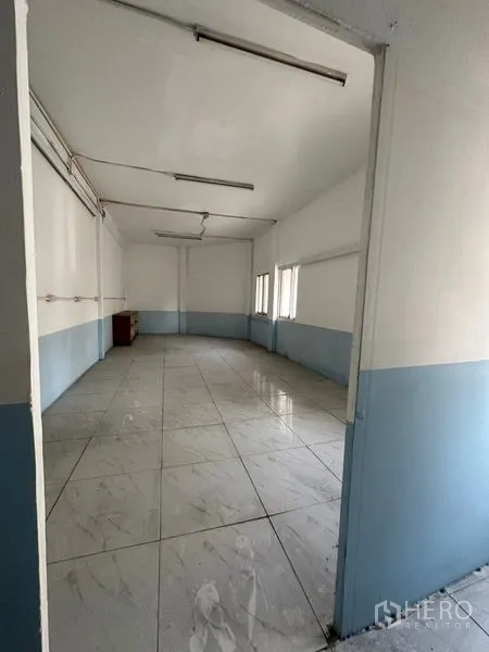 อาคารพาณิชย์ ให้เช่าในBang Na, Bangkok - ห้องชั้นบนปูกระเบื้อง มีหน้าต่าง เหมาะทำออฟฟิศหรือสตูดิโอ