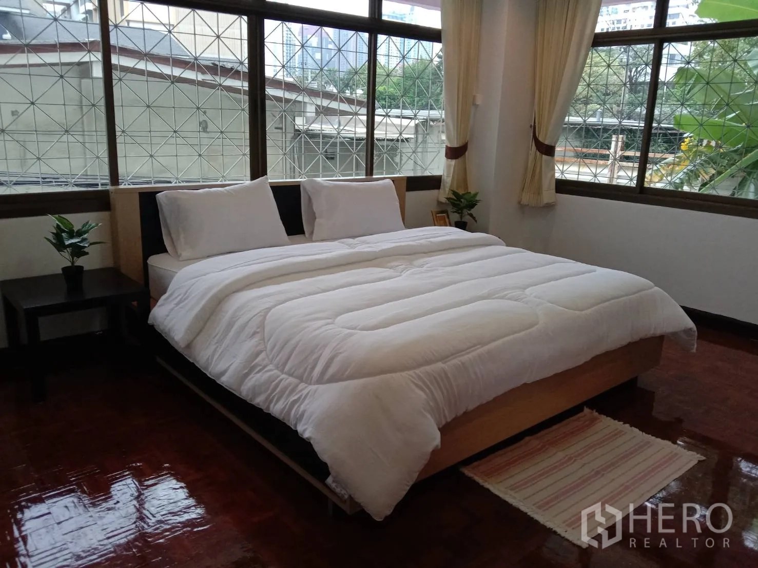 อพาร์ทเมนท์ ให้เช่าในRatchathewi, Bangkok - ห้องนอนมาสเตอร์มุมเมืองผ่านหน้าต่างบานใหญ่