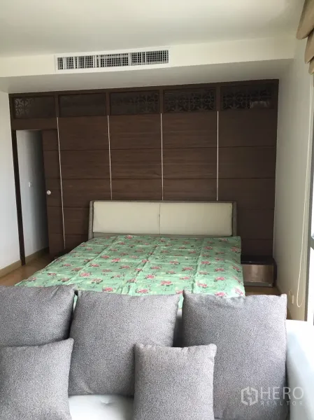 คอนโด ให้เช่าหรือขายในKhlong Toei, Bangkok - ห้องนอนหลัก ตู้เสื้อผ้าบิลท์อินไม้และเตียง โทนสีอบอุ่น