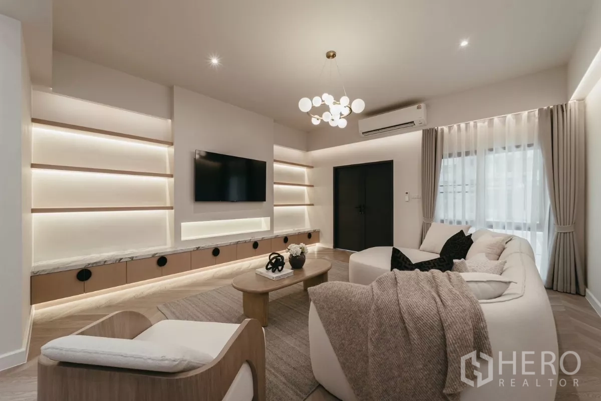 联排别墅 出租在Watthana, Bangkok - 客厅电视墙，内嵌搁架、LED灯带和挂墙电视。