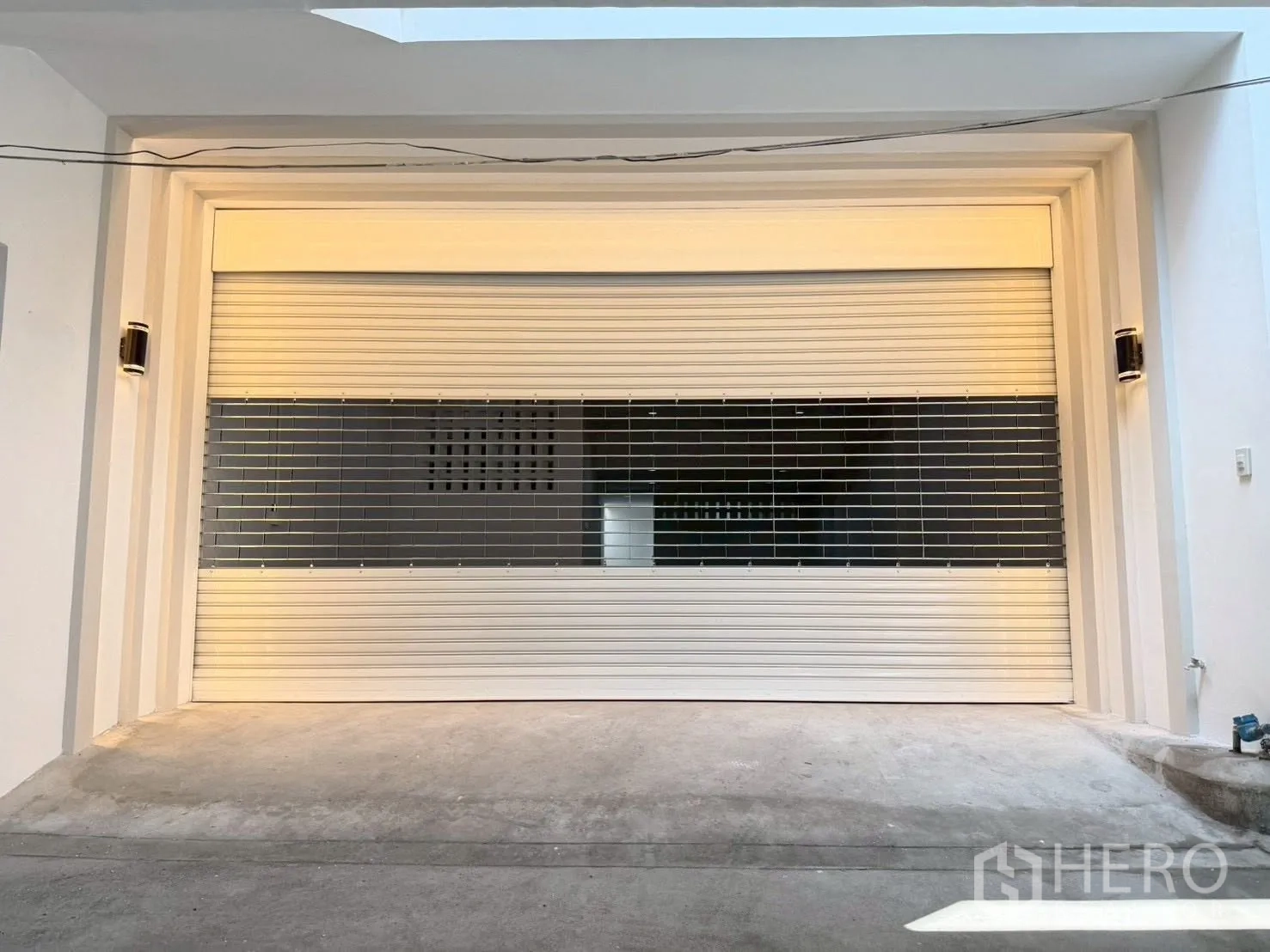 联排别墅 for sale in Phra Khanong, Bangkok - 带外部照明的卷帘门车库入口。