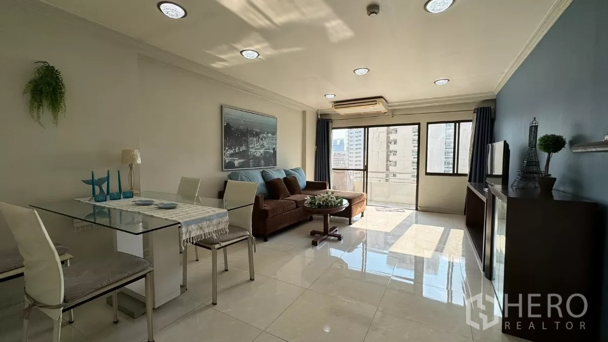 คอนโด ให้เช่าในKhlong Toei, Bangkok - พื้นที่นั่งเล่นและรับประทานอาหารกว้าง โปร่ง แสงธรรมชาติ