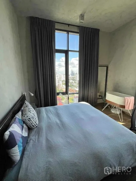 คอนโด ให้เช่าหรือขายในWatthana, Bangkok - ห้องนอนหลัก เตียงขนาดใหญ่ และกระจกสูงจรดเพดานรับวิวสกายไลน์