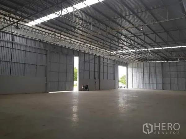 คลังสินค้า ให้เช่าในLat Krabang, Bangkok - ประตูบานสไลด์ขนาดใหญ่ เปิดสู่ลานขนถ่ายสินค้า พื้นคอนกรีตกว้าง