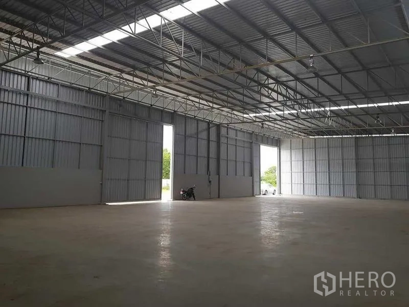 คลังสินค้า ให้เช่าในLat Krabang, Bangkok - ประตูบานสไลด์ขนาดใหญ่ เปิดสู่ลานขนถ่ายสินค้า พื้นคอนกรีตกว้าง