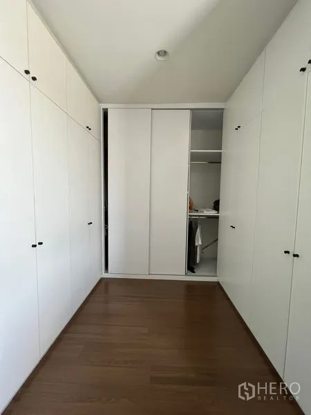 Detached House for sale in Bang Kapi, Bangkok - Walk-in closet lined with full-height white cabinetry.