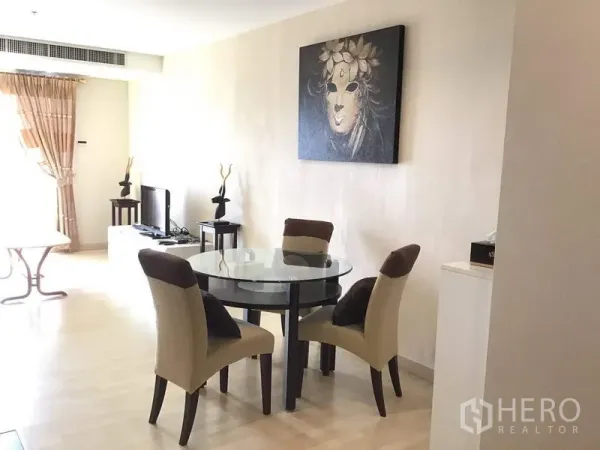 คอนโด ให้เช่าในWatthana, Bangkok - มุมรับประทานอาหารสว่าง โต๊ะกระจกกลม เก้าอี้บุผ้า พื้นไม้สีอ่อน และภาพติดผนัง