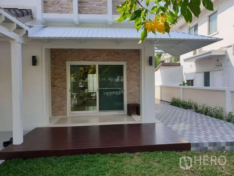 บ้าน ให้เช่าในSathon, Bangkok - เฉลียงหน้าบ้านมีหลังคา ประตูกระจกบานเลื่อน และชานไม้