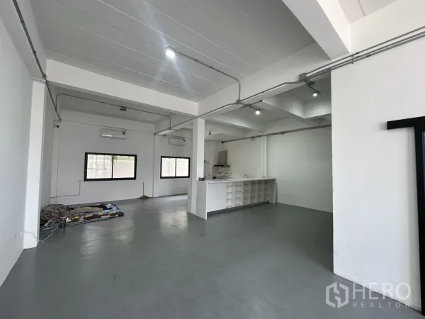 带办公室的家 出租或出售在Bang Na, Bangkok - 宽敞办公区，外露管线、灰色地面与内置吧台