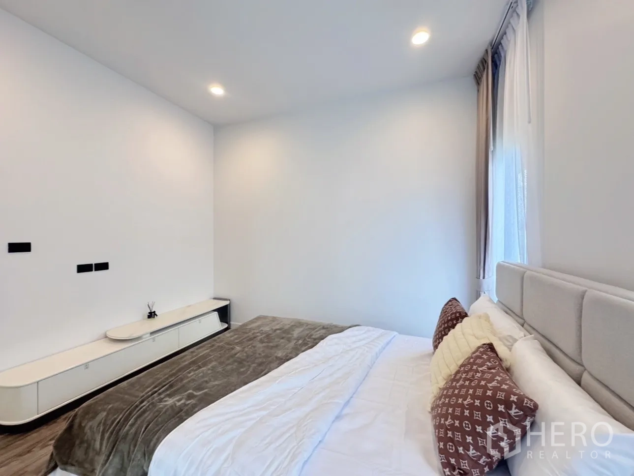 บ้าน ให้เช่าหรือขายในBang Kapi, Bangkok - ห้องนอนแขก โทนเรียบหรู พร้อมตู้บิลท์อินมินิมอล