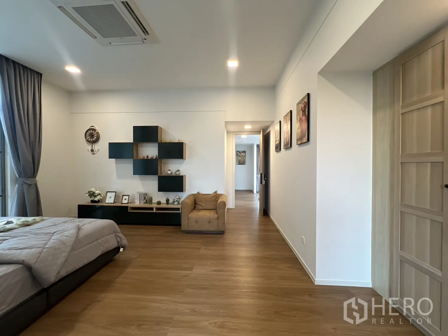 独立式住宅 出租在Saphan Sung, Bangkok - 超大主卧，休闲区与装饰置物架