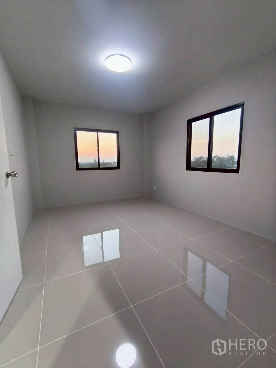 仓库 for rent in Mueang Nonthaburi, Nonthaburi - 未配家具的房间，瓷砖地面与两扇窗。