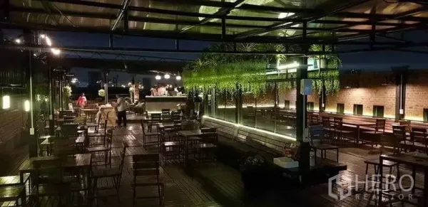 零售空间 出租在Khlong Toei, Bangkok - 带顶棚的屋顶露台，木地板与绿植座位区。