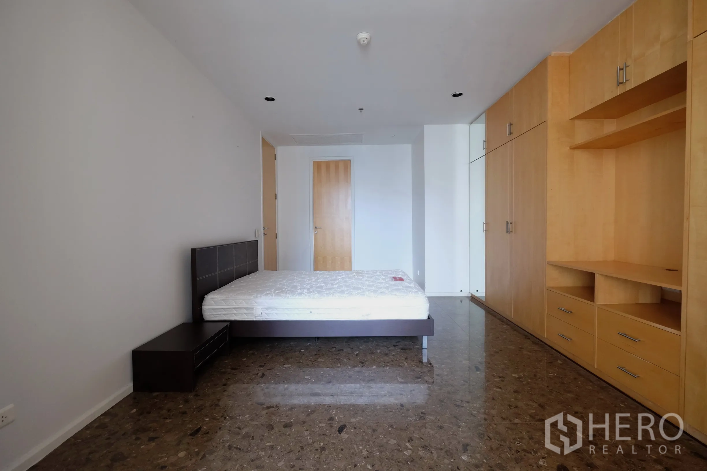 公寓 出租在Bang Rak, Bangkok - 第二卧室宽敞，大片内置衣柜与抛光石材地面。