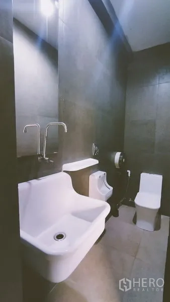 สำนักงานที่บ้าน ให้เช่าในChatuchak, Bangkok - ห้องน้ำโมเดิร์น ผนังเทา มีอ่างล้างหน้า โถปัสสาวะ และโถสุขภัณฑ์