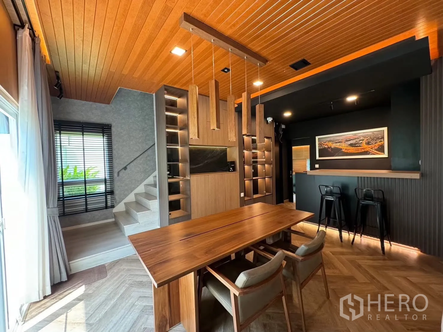 独栋房屋 for rent in Prawet, Bangkok - 书房角落配贵妃躺椅、长条书桌与窗户。